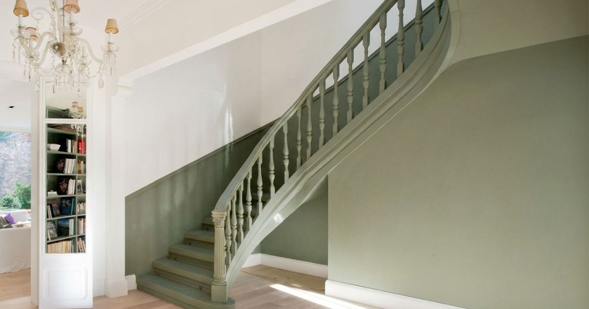 Escalier rénové avec peinture vert olive sur les marches, contremarche, murs et balustrades.