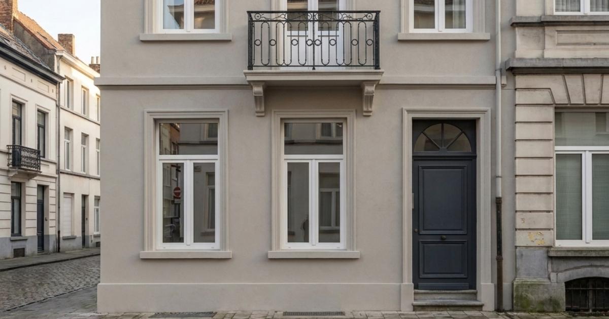 Façade après rénovation (repeinte) sur le coin d'une rue bruxelloise.