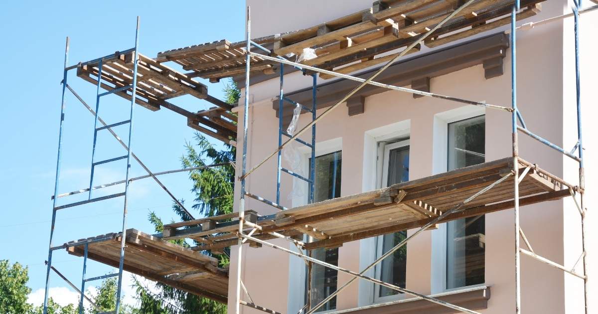 facade d'une maison en renovation avec echaffaudage