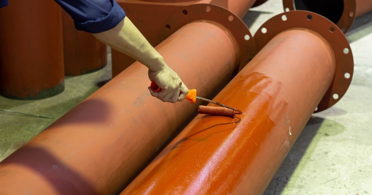 Peinture posé sur des cylindre dans un cadre industriel.
